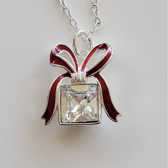 Avon | Holiday Motif Pendant Necklace Made with Crystalized Swarovski Elements - Picture 1 of 9